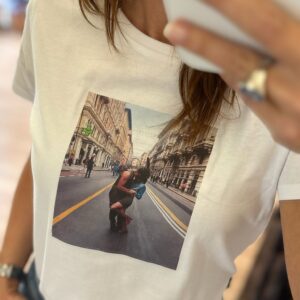 T-shirt donna con stampa Bacio Adunata 2026